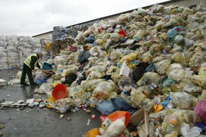 Berge von Plastik-Abfall lagern auf dem Betriebshof der Forchheimer Entsorgungsfirma Fritsche GmbH.